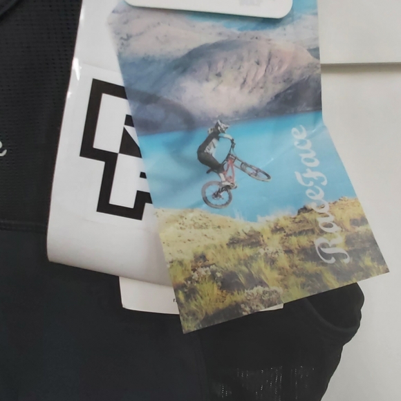 Raceface stealth sleeveless top - Picture 6 of 14